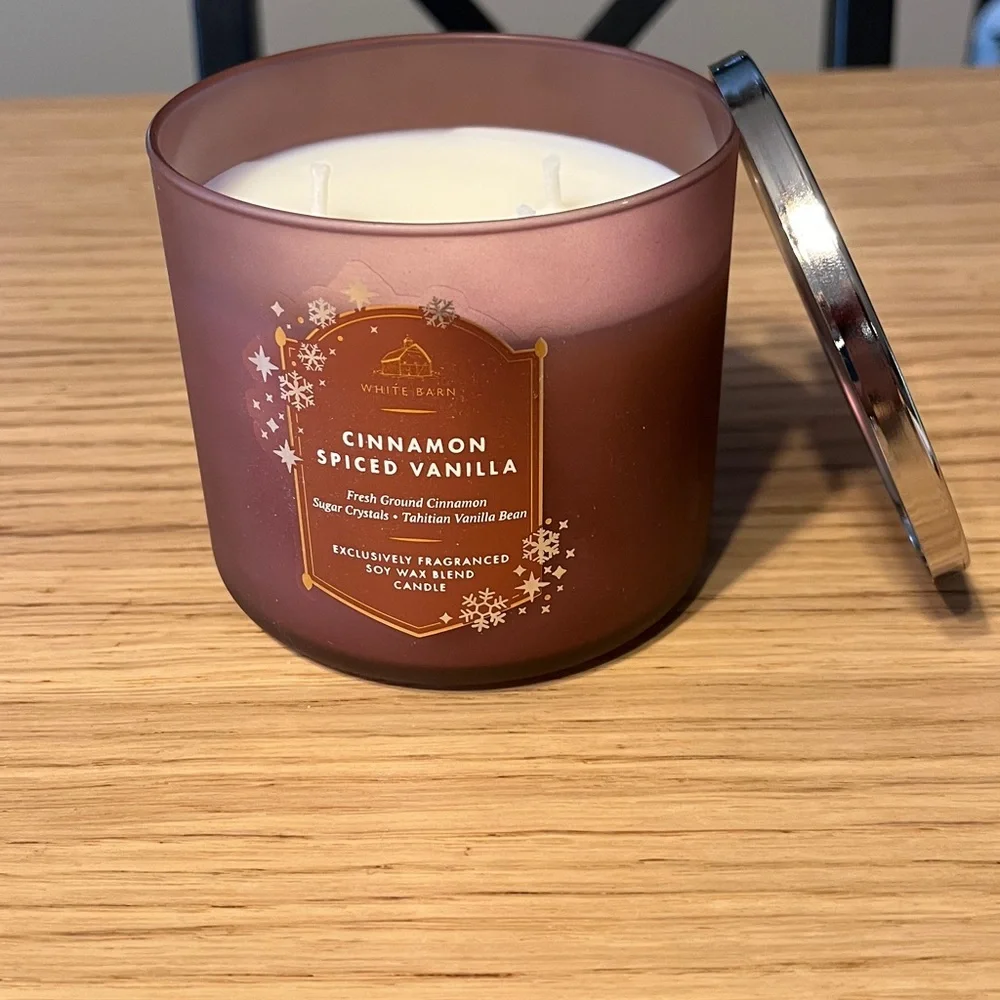 Bath & Body Works White Barn 3 Wick Candle. Cinnamon Spiced Vanilla.